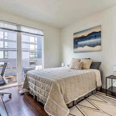 Close Downtown Modern Apartment - Pet Friendly, Wifi, Rooftop Views